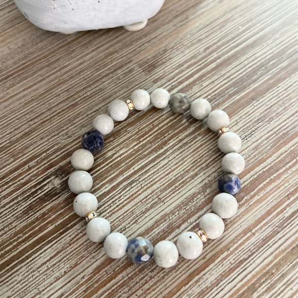 Snowy Whispers Bead Bracelet - Picture 5 of 5